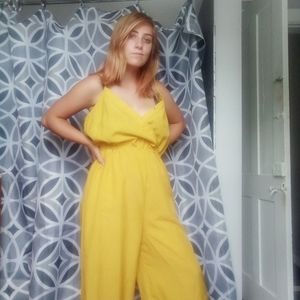 Yellow jumper with pockets